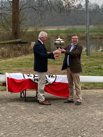 Übergabe des Pokals in Hameln 